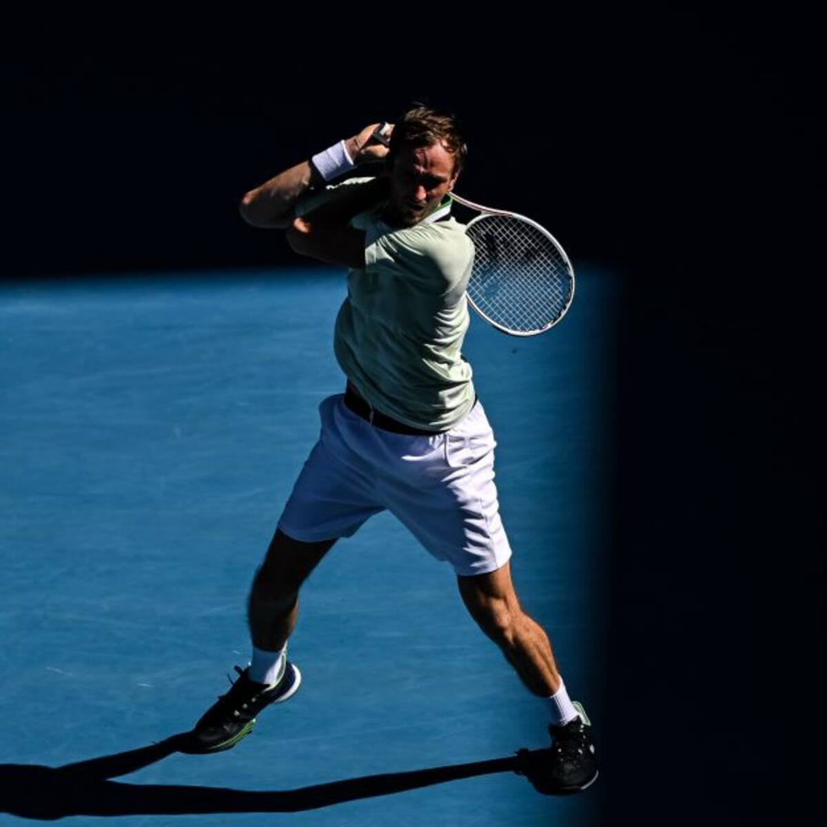 Medvedev y Tsitsipas sufren pero pasan a cuartos de Abierto de Australia