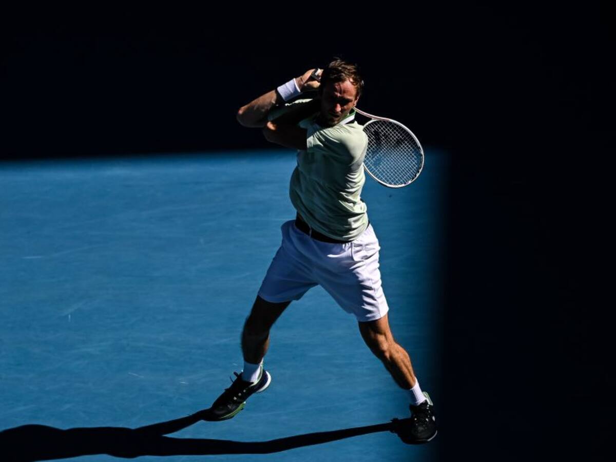 Medvedev y Tsitsipas sufren pero pasan a cuartos de Abierto de Australia