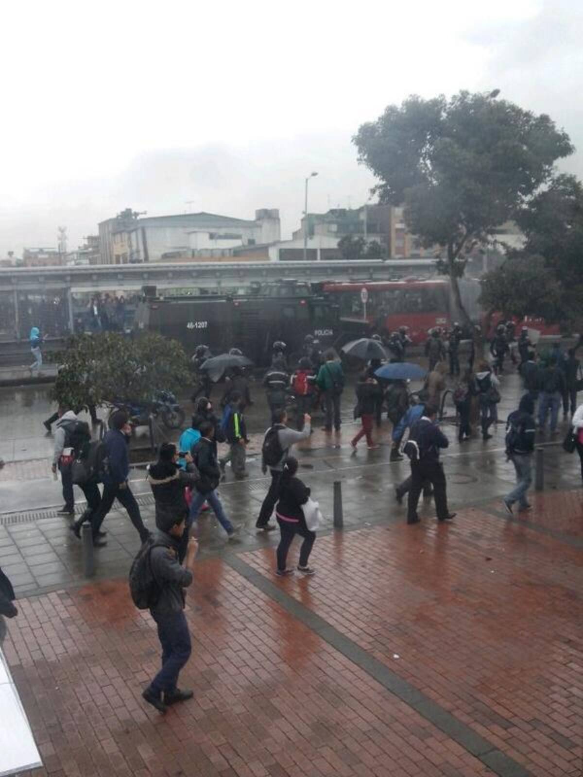 Por bloqueos en las estaciones y portales los bogotanos tienen que recorrer varios calles en busca de otro transprote.