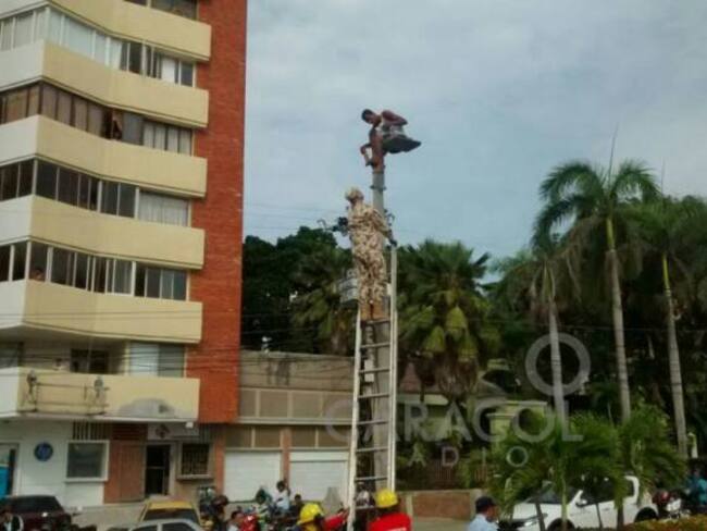 Suspenso en el norte de Barranquilla por hombre en lo alto de un poste