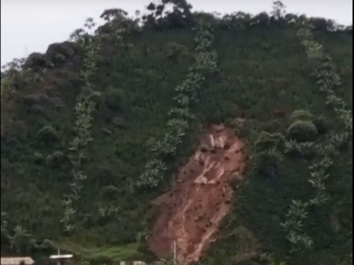 Dos carreteras al norte y oriente de Caldas están cerradas por varios derrumbes