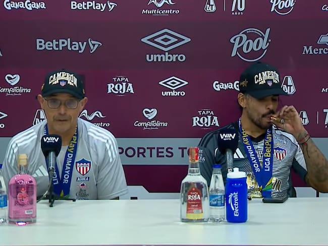 Javier Baéz en rueda posterior a la victoria del Junior en la final / Dimayor