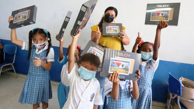 El colegio recibió 1.680 tabletas para los estudiantes matriculados