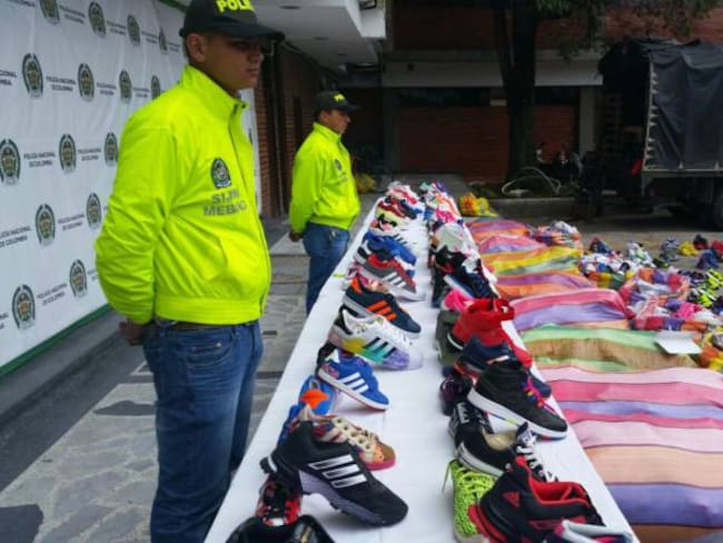 Policía incautó más de 800 pares de tenis falsificados en un sector comercial de Bogotá