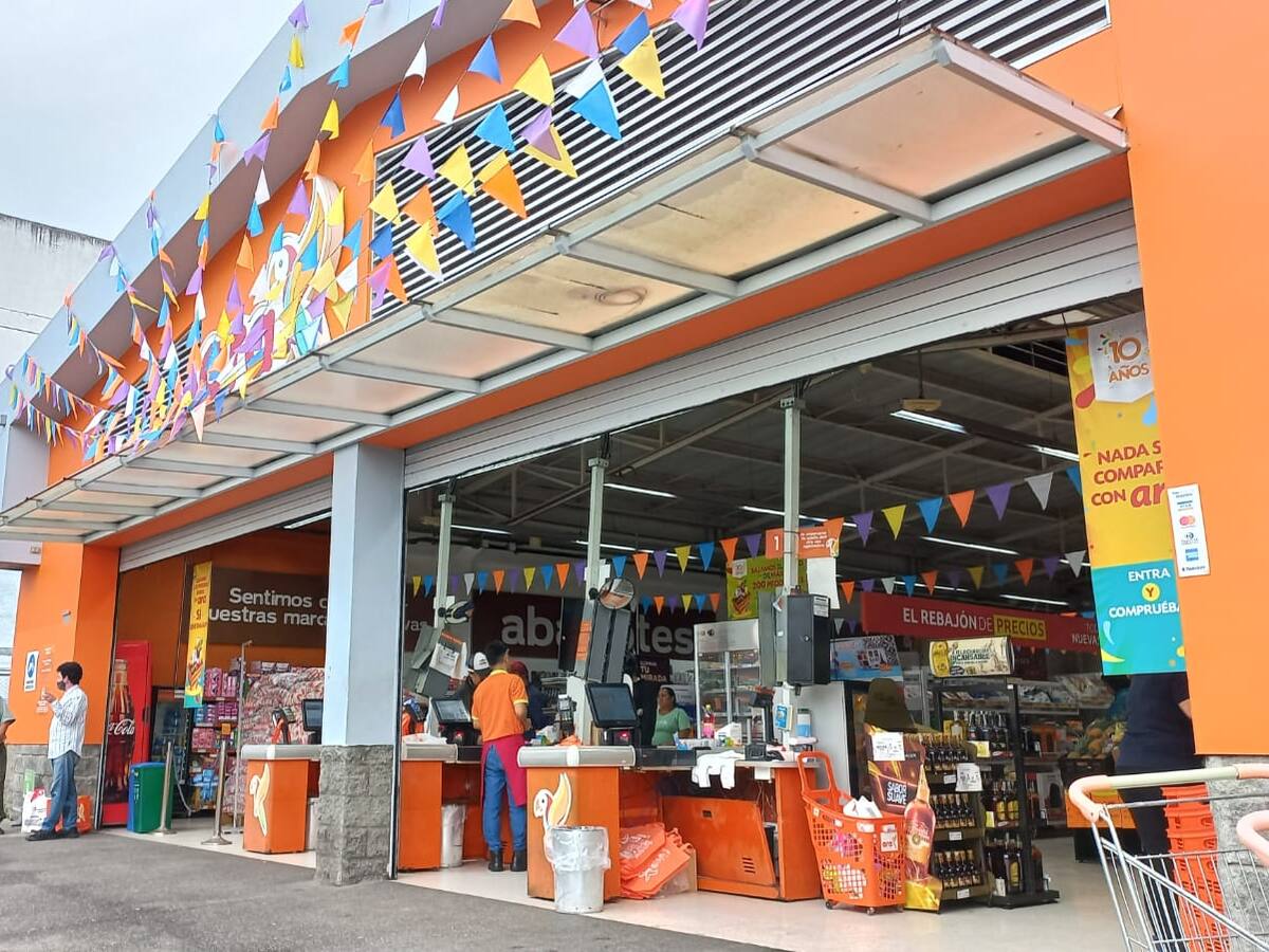 Ciudadanos en Armenia evidencian disminución de precios en las Tiendas Ara