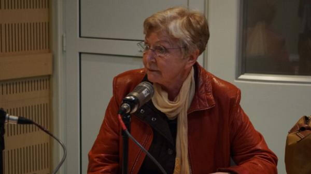 Abuela Mika Widmanska hablando sobre los cinco elementos de la medicina tradicional china.