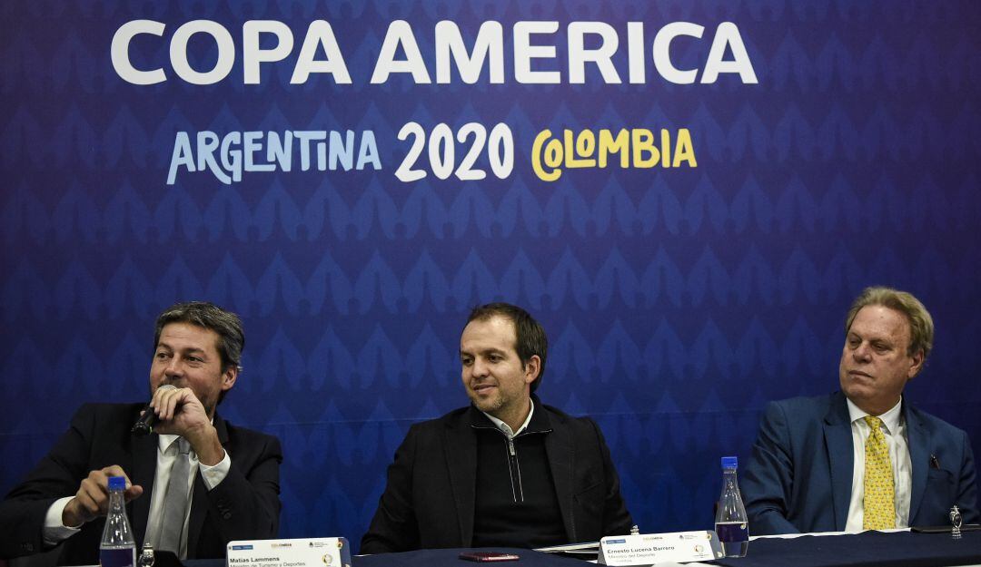 Matías Lammens, ministro de deportes en Argentina; Ernesto Lucena, ministro del deporte en Colombia y Ramón Jesurún, presidente de la FCF