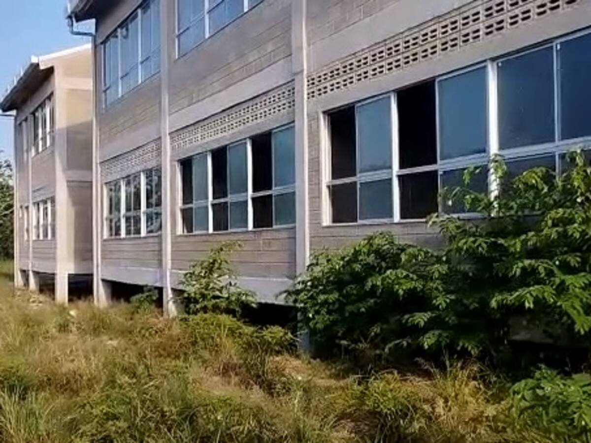 Más de mil estudiantes de la Mojana sin clases porque no entregan obra de su colegio