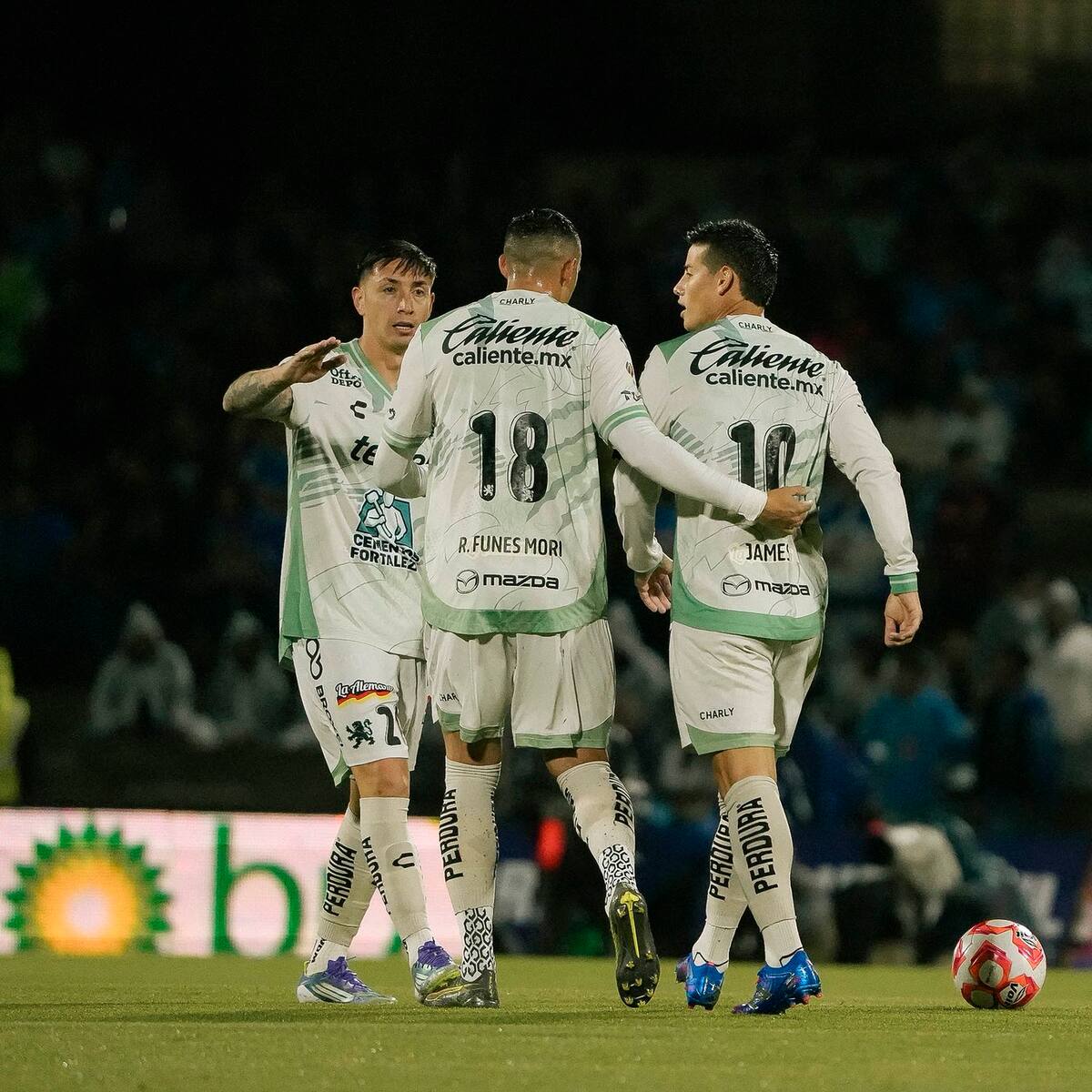 Kevin Mier le gana el duelo a James Rodríguez: espectacular atajada en triunfo de Cruz Azul