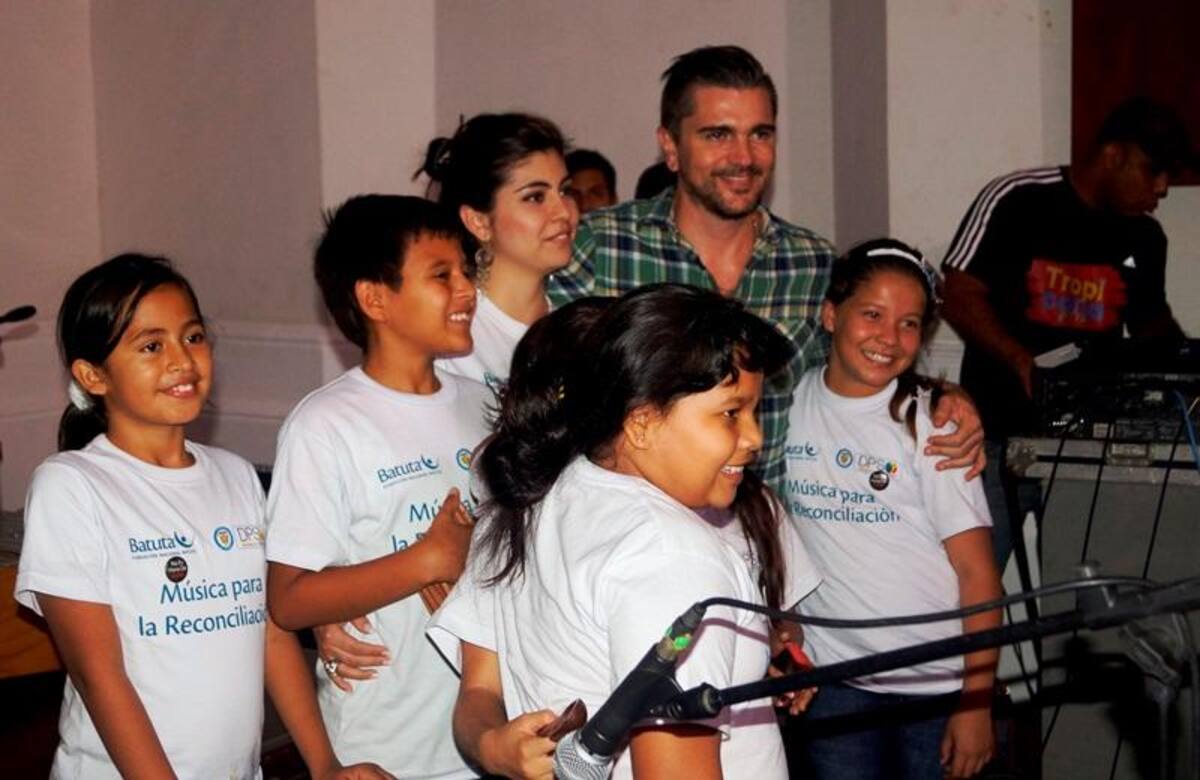 Tras el ensayo, los niños se tomaron fotos con el cantante colombiano, quien alabó el trabajo que realizaron los líderes de estas agrupaciones musicales