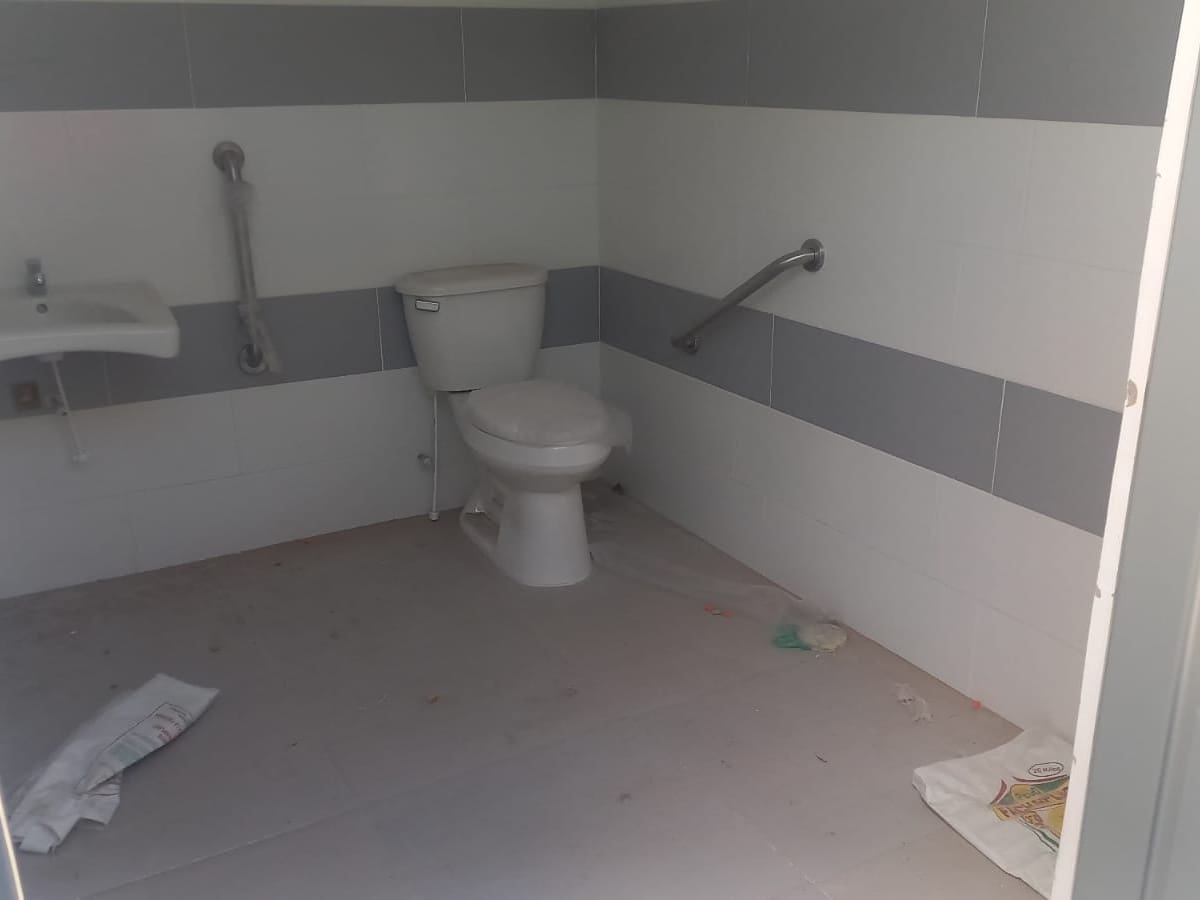 Demoras en entrega de baterías sanitarias afecta a estudiantes en colegio de La Cabrera