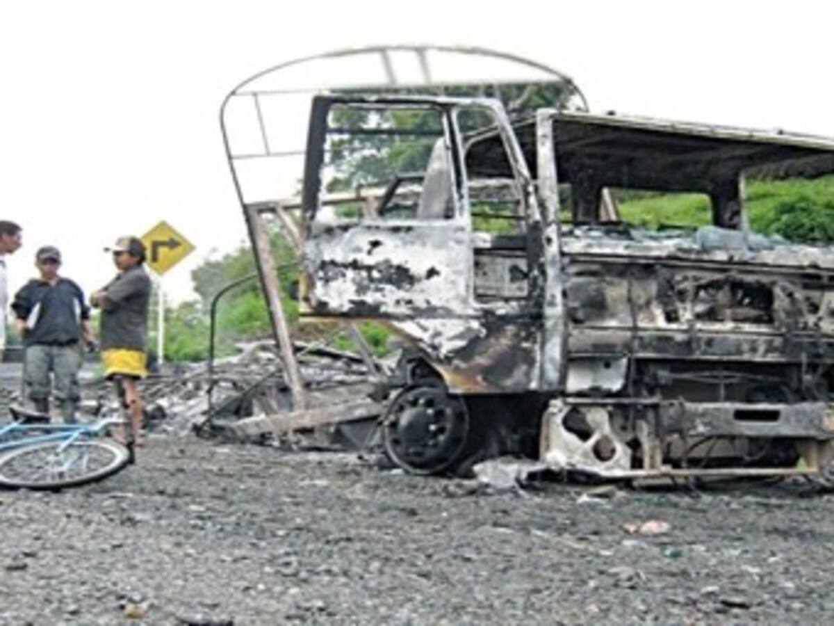 Guerrilla incinera dos vehículos por no acatar el paro armado en el Chocó