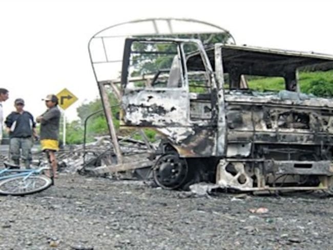 Guerrilla incinera dos vehículos por no acatar el paro armado en el Chocó