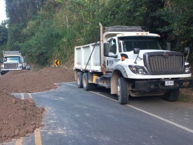 Por incumplimientos del Gobierno, comunidades bloquean la vía Panamericana en Cauca