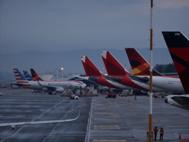 Reportan retrasos en aeropuerto El Dorado por niebla