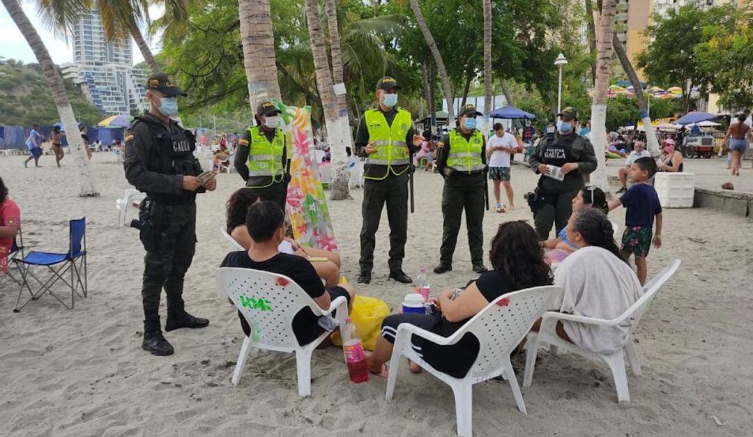 Uniformados custodian la ciudad durante el puente festivo