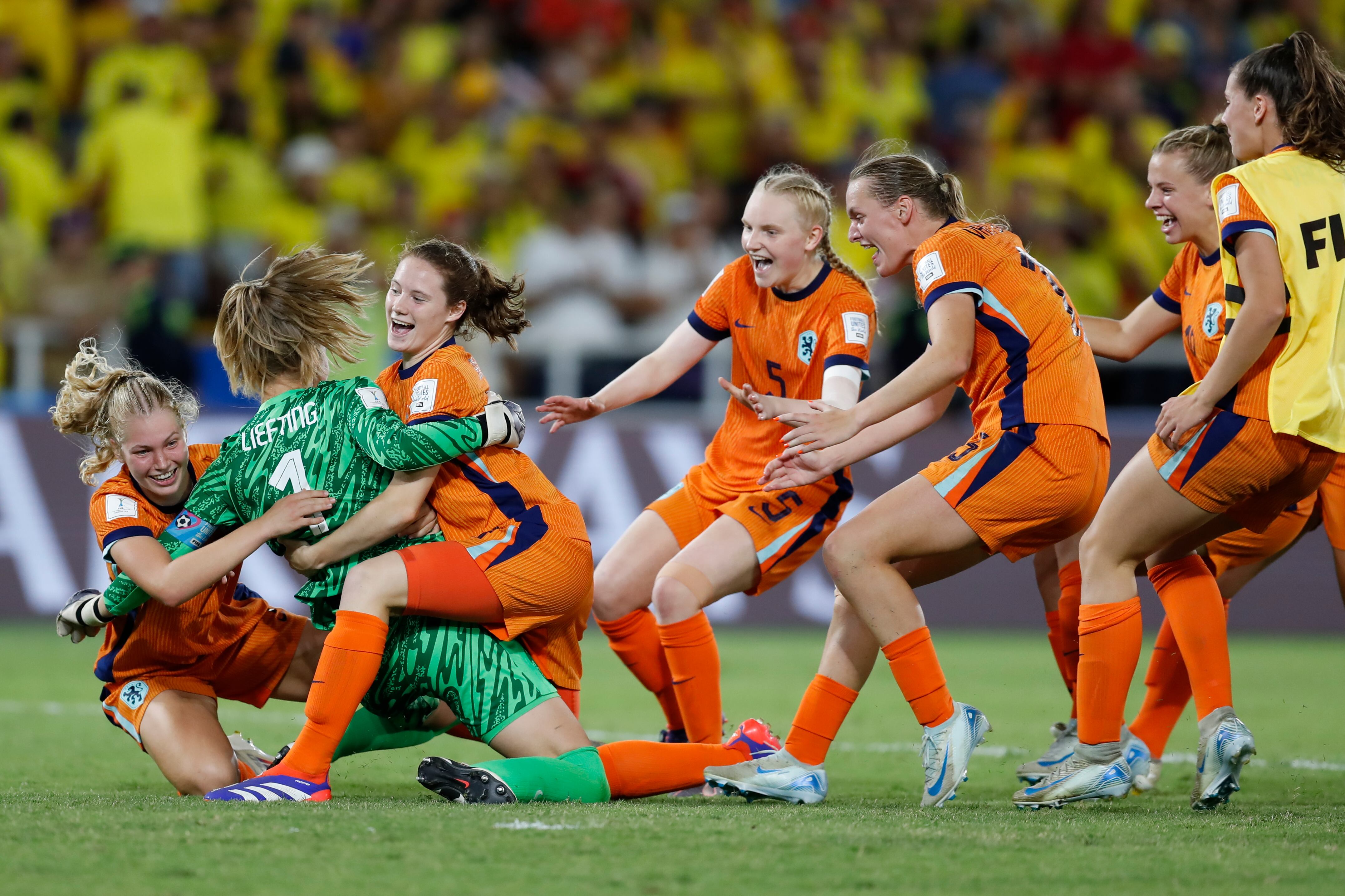 AMDEP7147. CALI (COLOMBIA), 15/09/2024.- Femke Liefting (i) portera de Países Bajos y compañeras celebran al ganar la serie de penaltis de los cuartos de final de la Copa Mundial Femenina sub-20 ante Colombia en el estadio Pascual Guerrero en Cali (Colombia). EFE/ Ernesto Guzmán Jr.