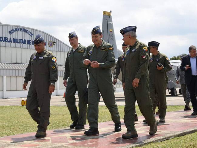AME1142. BOGOTÁ (COLOMBIA), 20/03/2025.- Fotografía cedida por la Fuerza Aeroespacial Colombiana del el jefe de Estado Mayor del Ejército del Aire de España, general Francisco Braco Carbó (2-d), y el mayor general, Carlos Fernando Silva Rueda (d), durante un encuentro este jueves, en Bogotá (Colombia). Los gobiernos de España y Colombia fortalecerán la cooperación en asuntos como tecnología e innovación, seguridad y defensa, según acordaron durante una visita al país suramericano del jefe de Estado Mayor del Ejército del Aire de España. EFE/ Fuerza Aeroespacial Colombiana /SOLO USO EDITORIAL/SOLO DISPONIBLE PARA ILUSTRAR LA NOTICIA QUE ACOMPAÑA (CRÉDITO OBLIGATORIO)