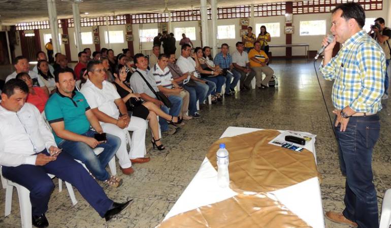 Docentes en la zona del Catataumbo reunidos con el Gobernador y el alcalde de Tibú