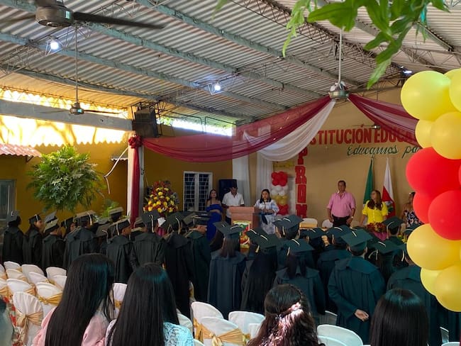 12 firmantes de paz se graduaron de bachilleres en Bolívar y Sucre