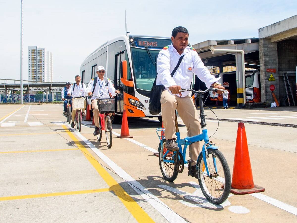 Conductores de Transcaribe vivieron experiencia de un ciclista en Cartagena