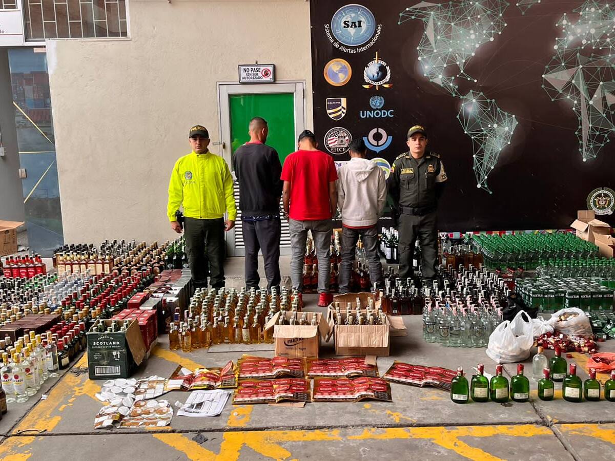 Policía incautó más de 5 mil botellas de licor adulterado en el centro de Bogotá
