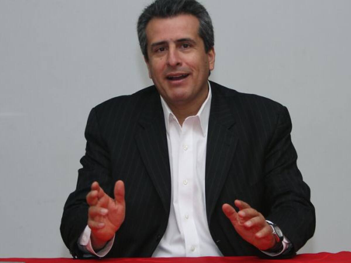 Presidente del Congreso sería ‘puente’ entre Uribe y el Gobierno