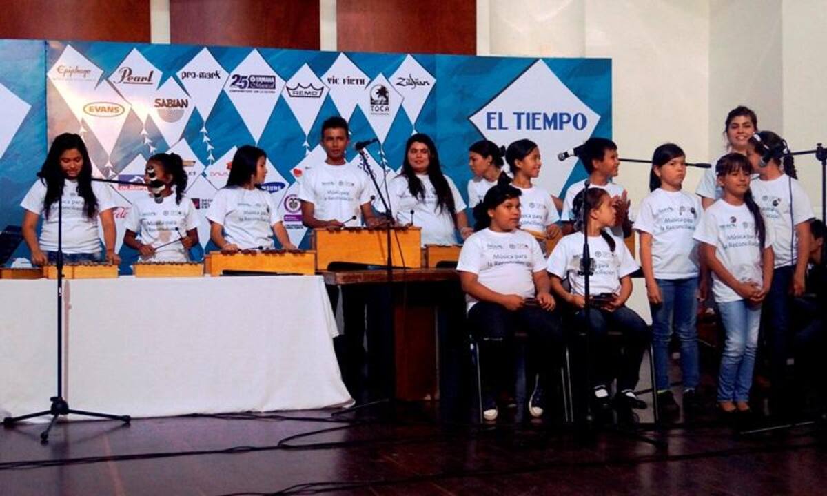 Juanes aprobó las coreografías y partituras previamente ensayadas por los jóvenes de las organizaciones musicales.