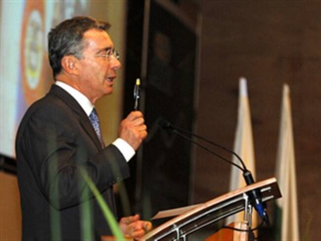 Uribe dice que acuerdo con EEUU va en la dirección correcta para lograr la paz