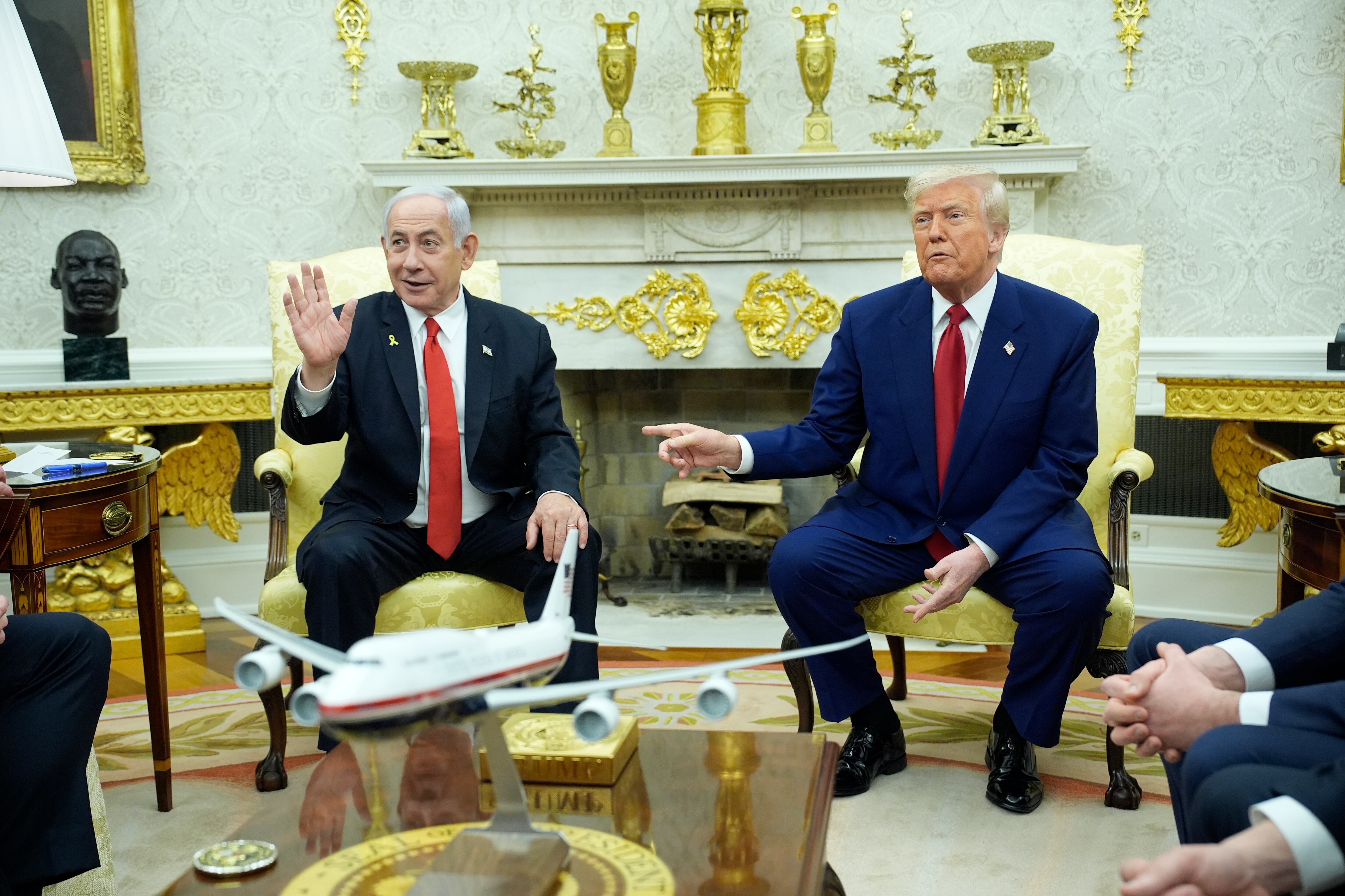 Washington (United States), 07/04/2025.- US President Donald Trump (R) meets with Israeli Prime Minister Benjamin Netanyahu (L) in the Oval Office of the White House in Washington, DC, USA, 07 April 2025. EFE/EPA/YURI GRIPAS / POOL