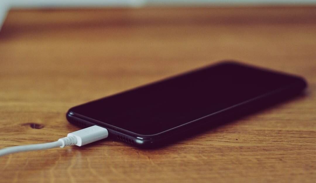 Imagen de referencia de cargar un celular // Foto: Getty Images