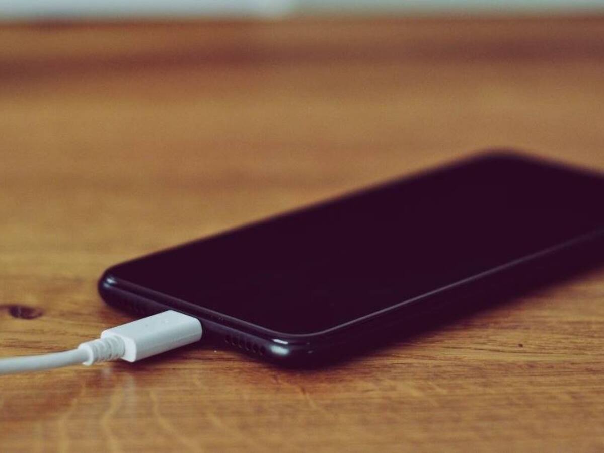 ¿Por qué no se debería dejar cargando el celular en la cama? Le contamos las razones