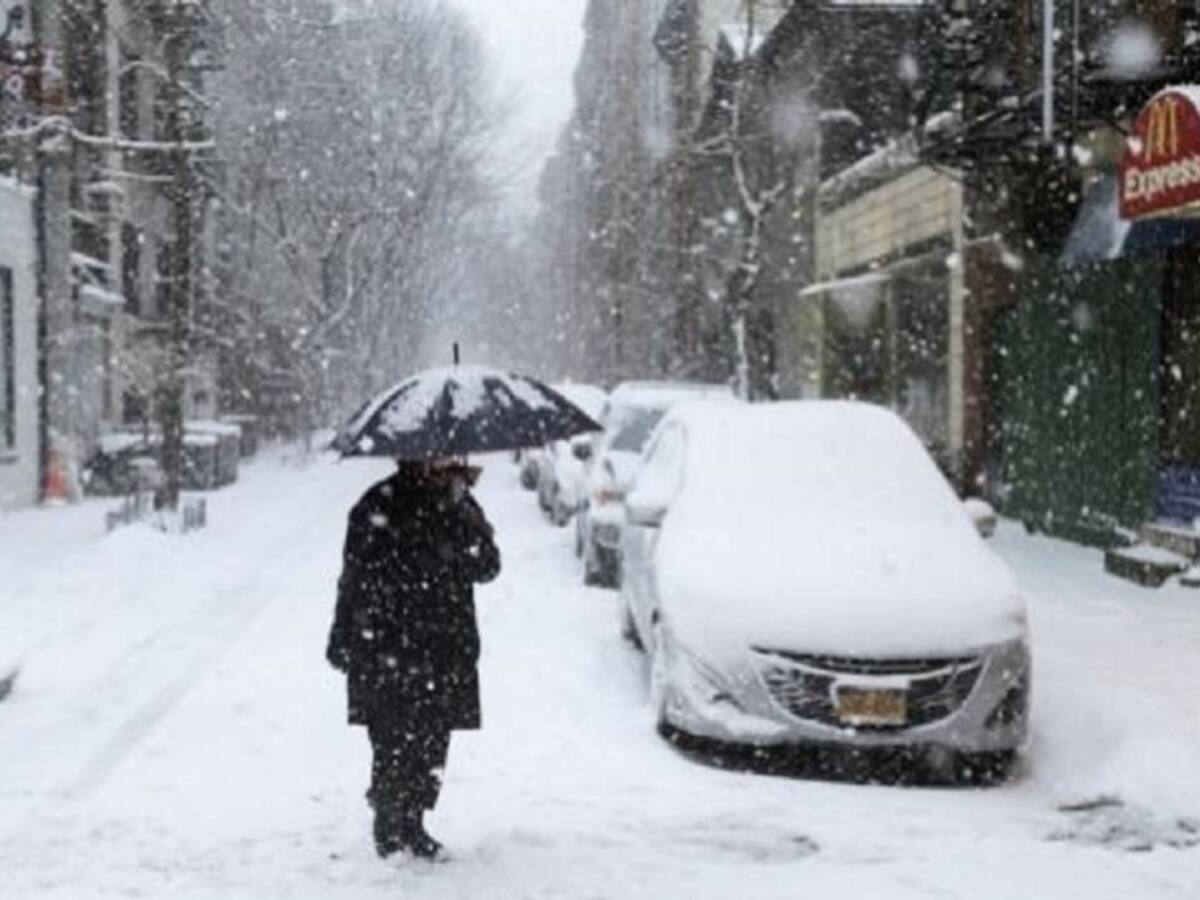 Cancelaciones y atrasos en vuelos por tormenta de nieve en EE.UU