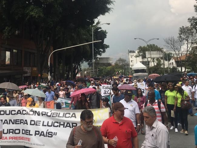Multitudinaria marcha en Medellín de estudiantes, docentes y trabajadores