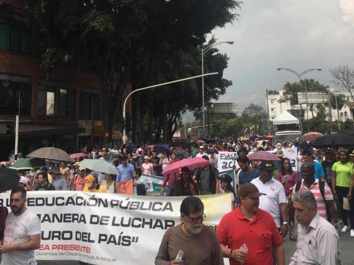 Multitudinaria marcha en Medellín de estudiantes, docentes y trabajadores