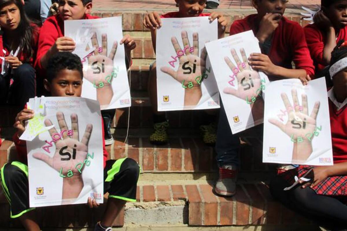 Niños de colegios distritáles, realizaron un acto simbólico para protestar por la muerte de los niños en Caquetá y el caso del menor de la Vega Cundinamarca.