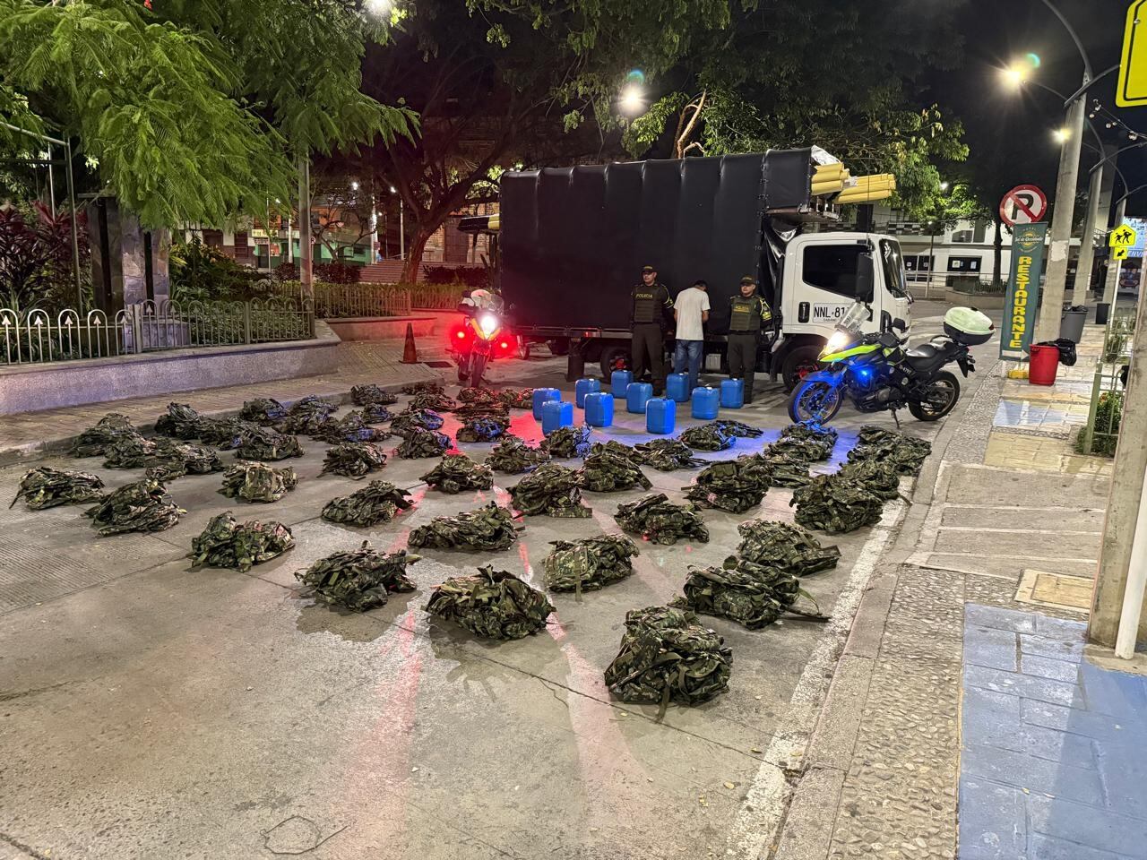Chalecos e insumos químicos incautados- foto Policía de Carreteras de Antioquia