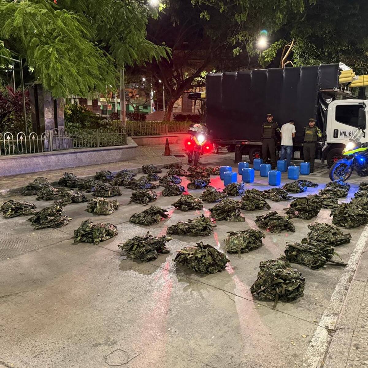 Incautaron más de cien chalecos pixelados ocultos en un camión en el Occidente de Antioquia