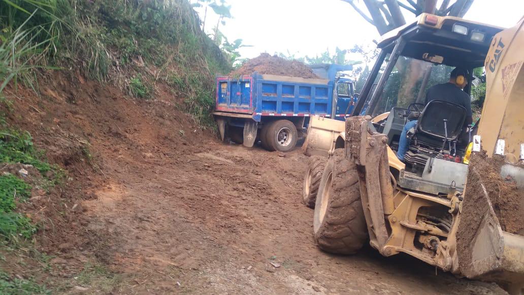 Maquinaria del municipio despejando una vía rural. Foto: Alcaldía de Anserma.