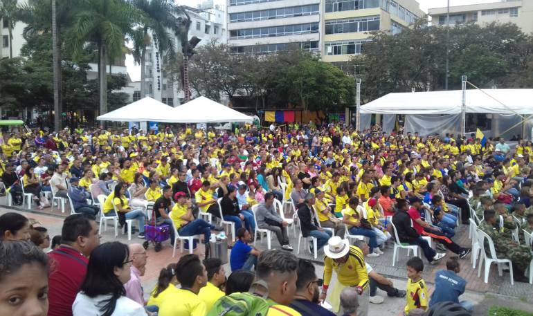 Plaza de Bolívar de Armenia disfrutando del partido de Colombia frente a Senegal en el mundial Rusia