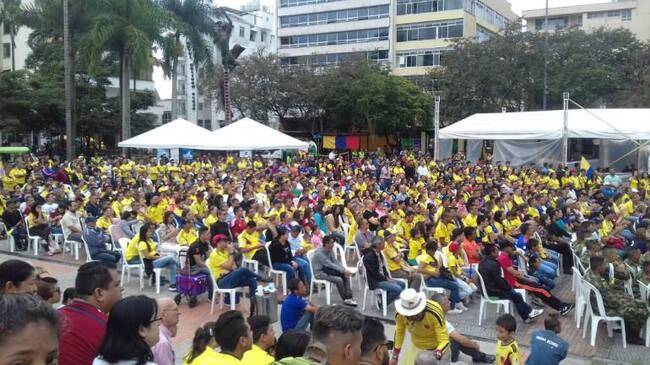Plaza de Bolívar de Armenia disfrutando del partido de Colombia frente a Senegal en el mundial Rusia