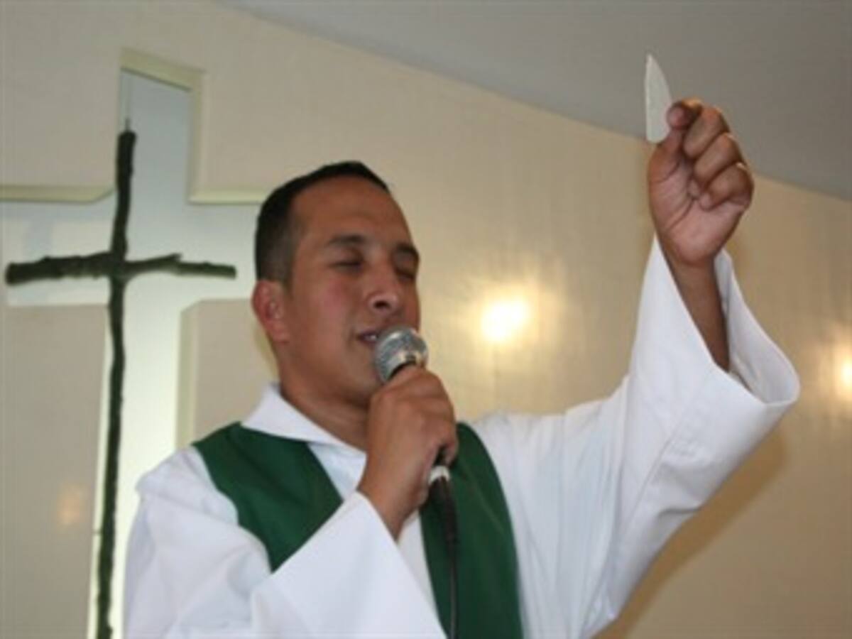 Comunidad da último adiós a sacerdote asesinado por robarle un celular