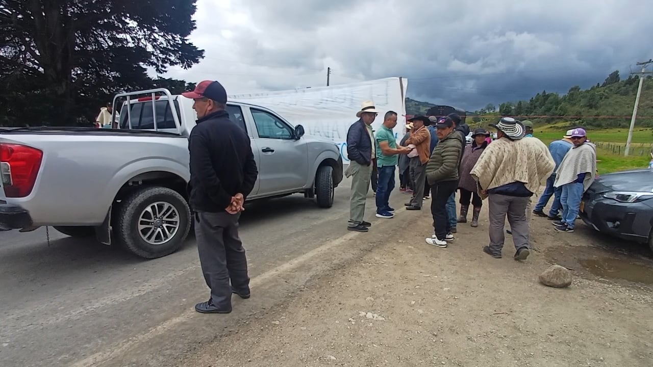 En la vía que de Arcabuco (Boyacá) conduce a Barbosa (Santander) se están realizando bloqueos intermitentes / Foto: Caracol Radio.