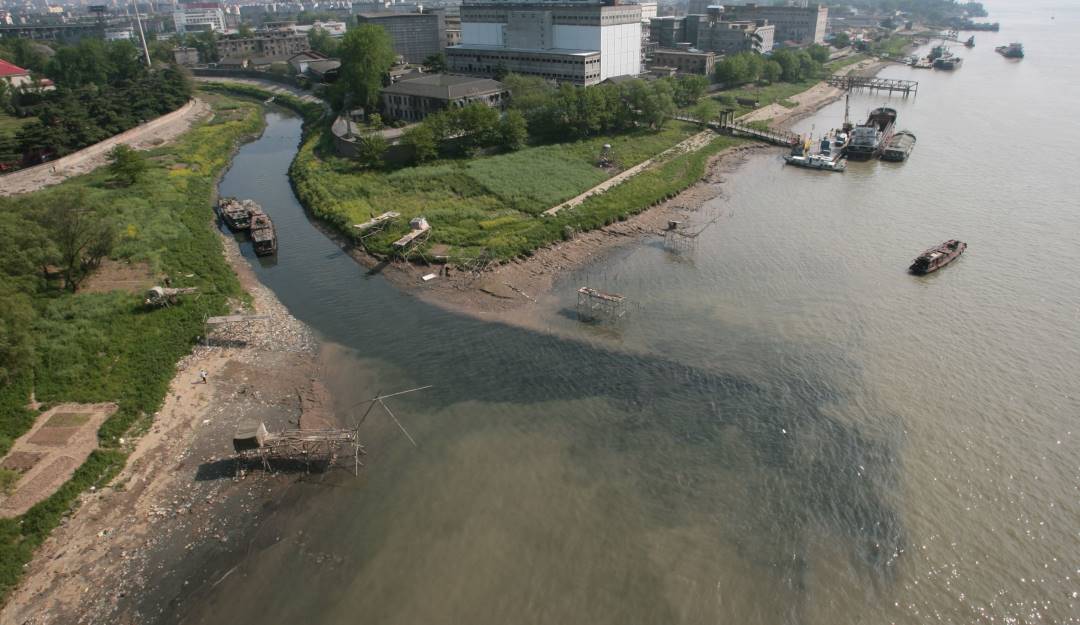 Contaminación desembocando en el río Yangtze, en China.            Foto: Getty 