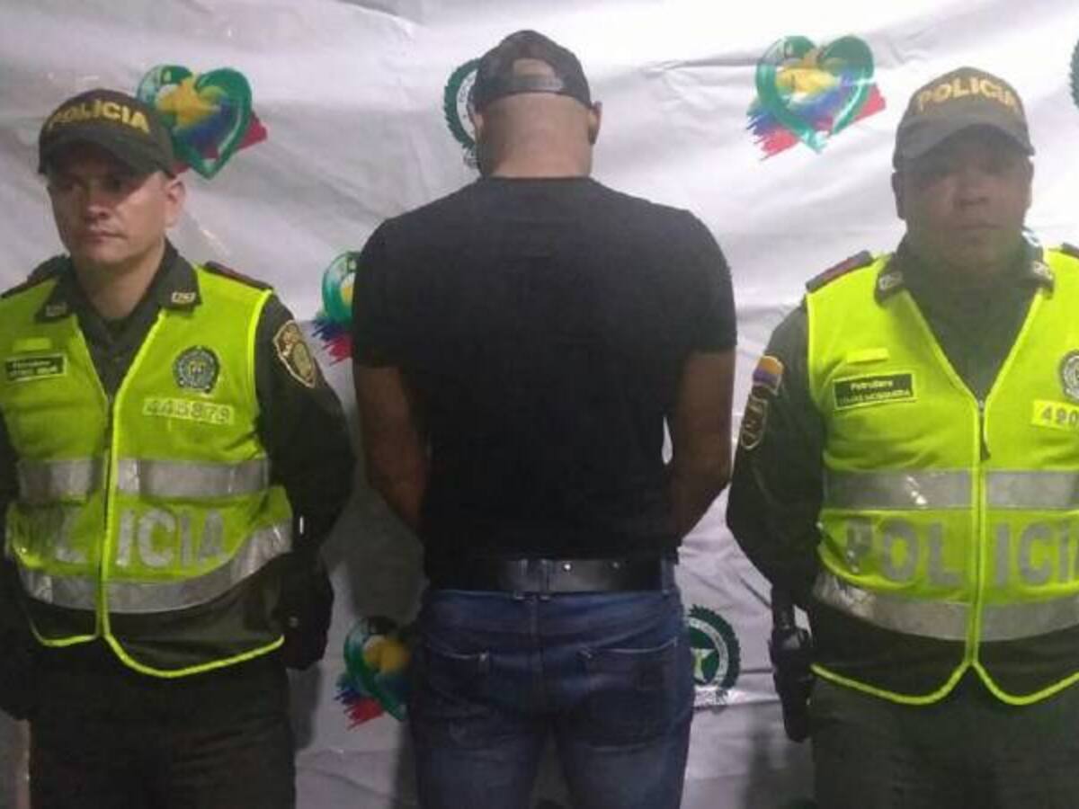 Capturan a hombre con 8.000 dólares falsos