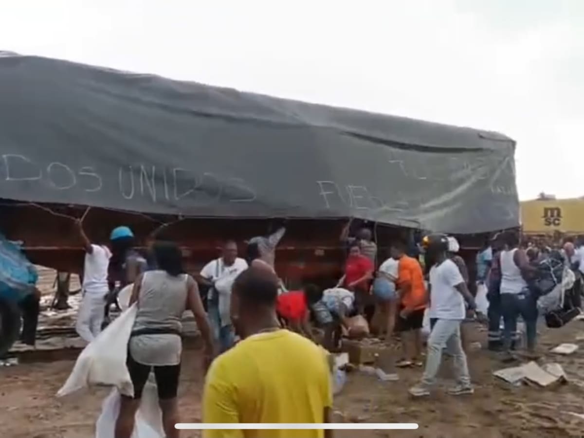 Entrega de ayudas a Buenaventura en tractomula terminó en caos: personas se llevaron las donaciones