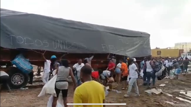 Entrega de ayudas a Buenaventura en tractomula terminó en caos: personas se llevaron las donaciones