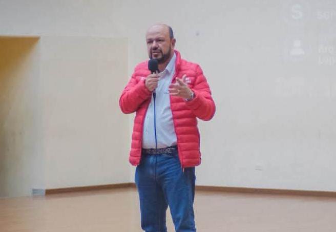 El alcalde de Paipa, Germán Ricardo Camacho  socializó con la comunidad la construcción del tanque de almacenamiento de gran capacidad de agua potable del Acueducto Regional La Salvia / Foto: Alcaldía de Paipa.
