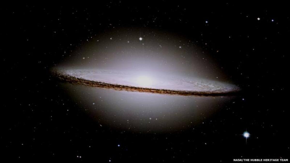Este núcleo central de estrellas se extiende para abarcar la totalidad del disco en un halo de estrellas.