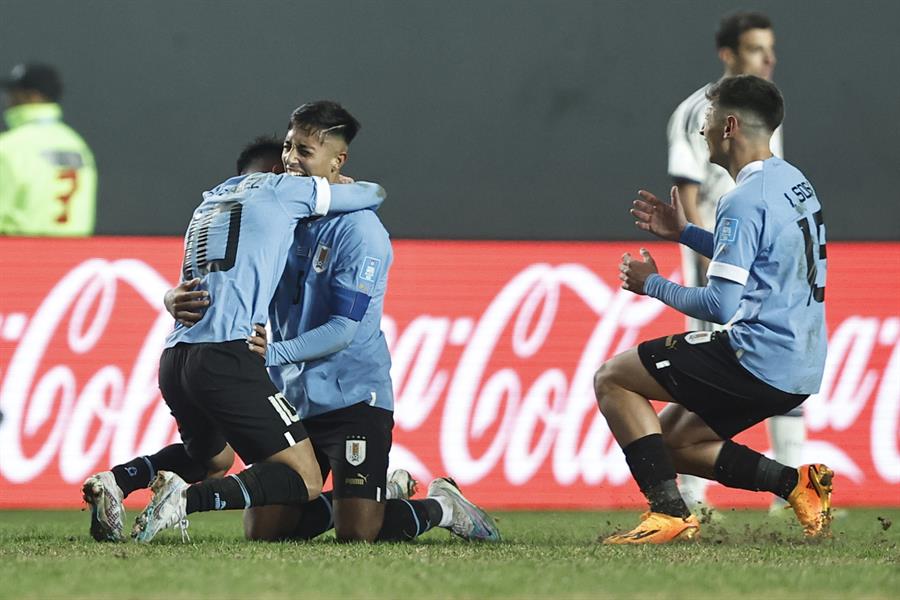 Futbolistas uruguayos celebran la obtención del título en el Mundial Sub-20 / EFE